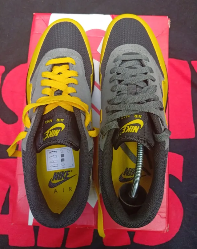 Nike Air Max 1 ESS Batman 2.0 Gris Amarillo