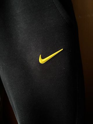 Pantalón Nike Tech Fleece Nocta Negro Amarillo