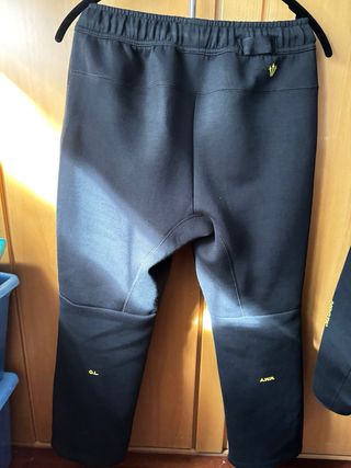 Pantalón Nike Tech Fleece Nocta Negro Amarillo