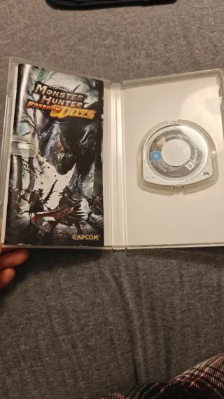 Monster Hunter Freedom Unite versione PSP in spagnolo