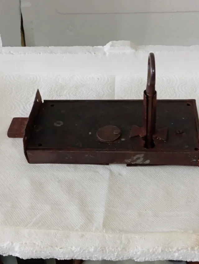 Vecchia serratura in metallo funzionante