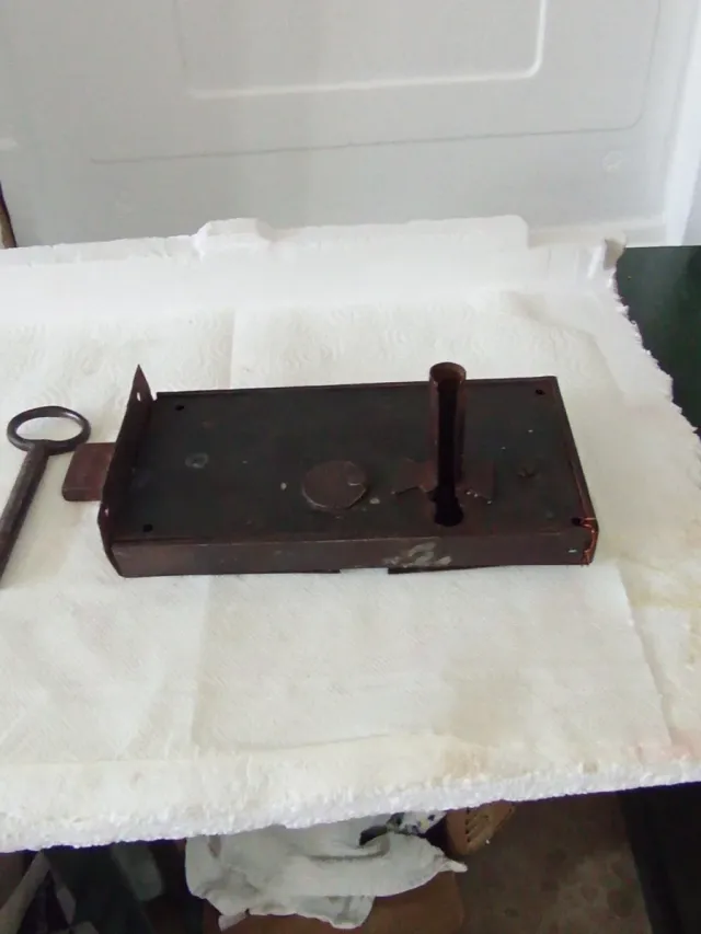 Vecchia serratura in metallo funzionante