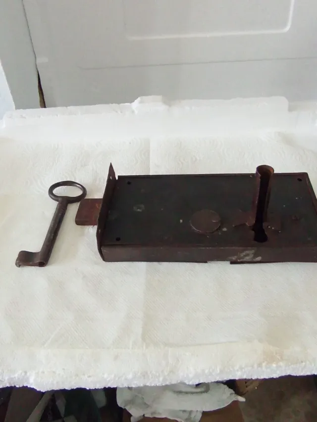 Vecchia serratura in metallo funzionante