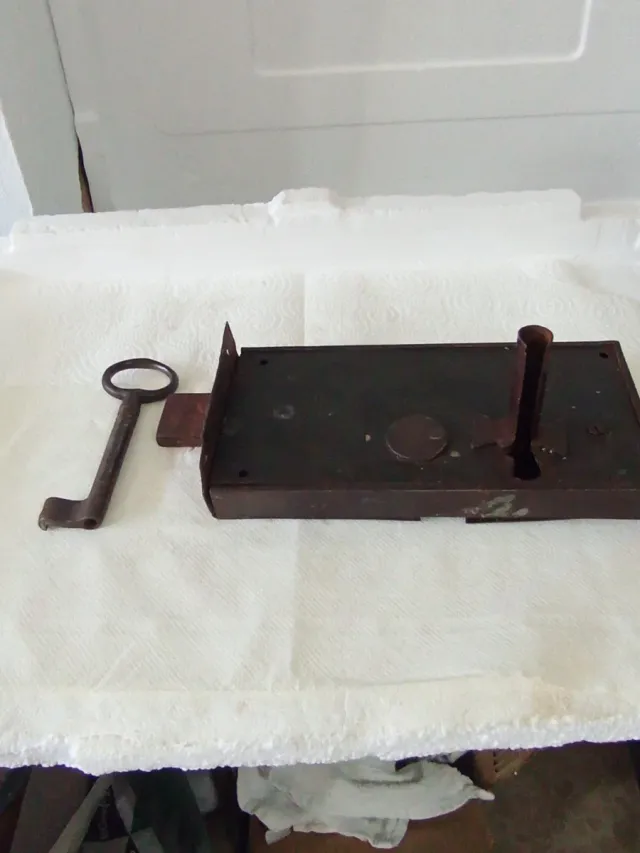 Vecchia serratura in metallo funzionante