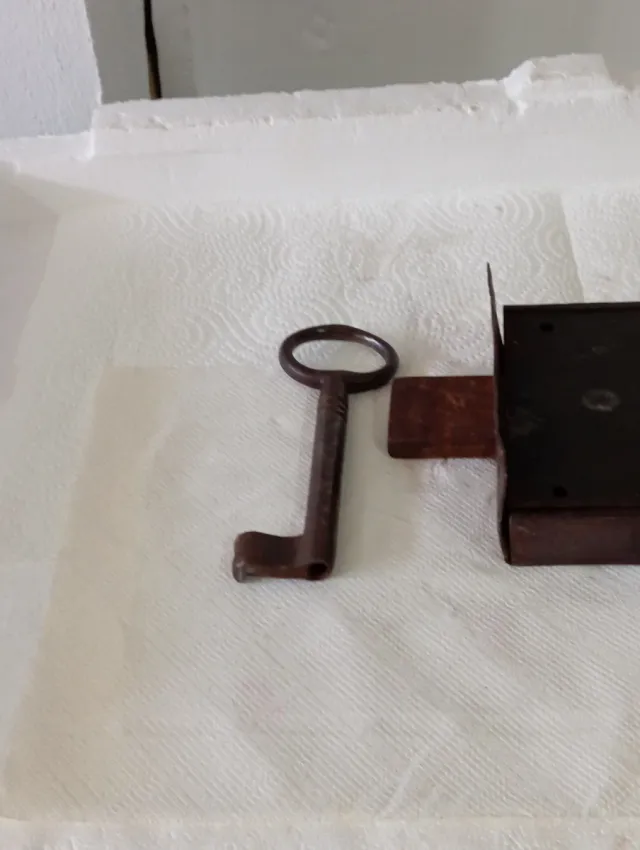 Vecchia serratura in metallo funzionante