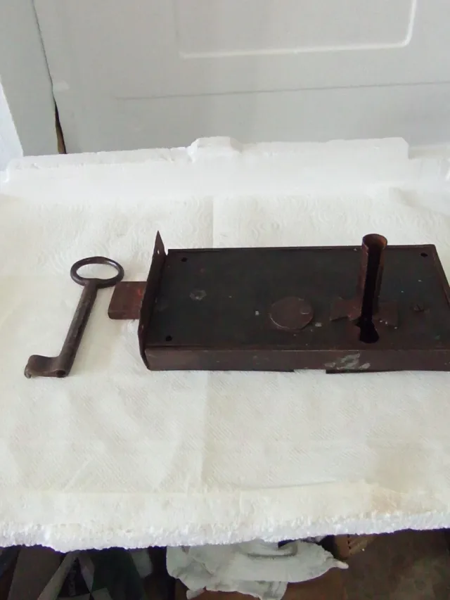 Vecchia serratura in metallo funzionante