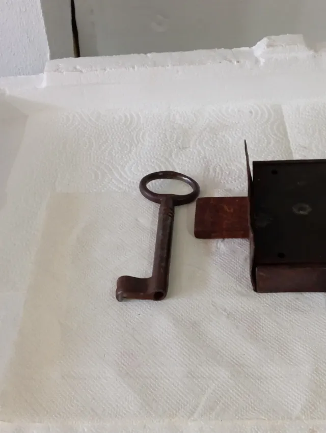 Vecchia serratura in metallo funzionante