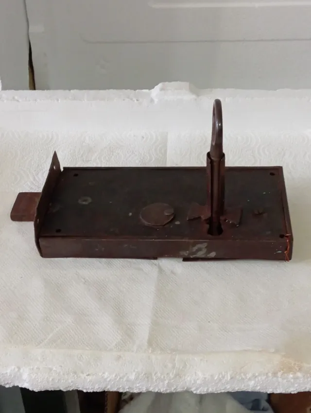 Vecchia serratura in metallo funzionante