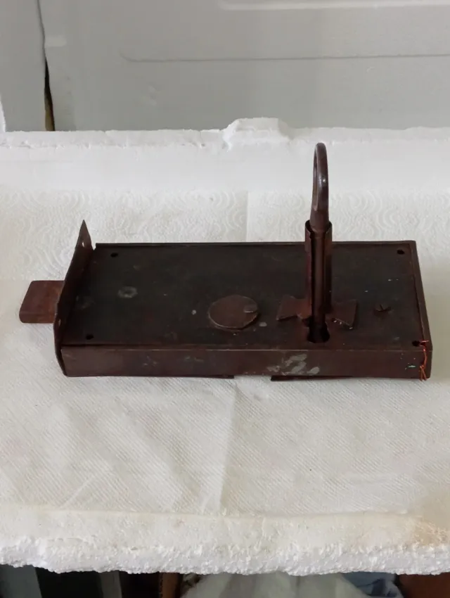 Vecchia serratura in metallo funzionante