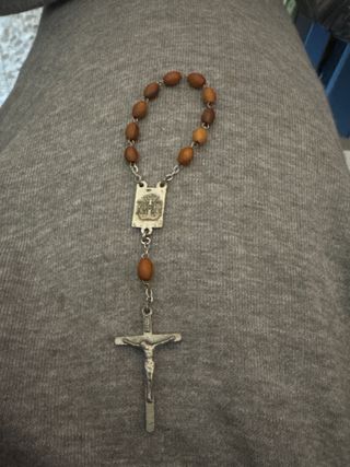 Rosario de madera con crucifijo
