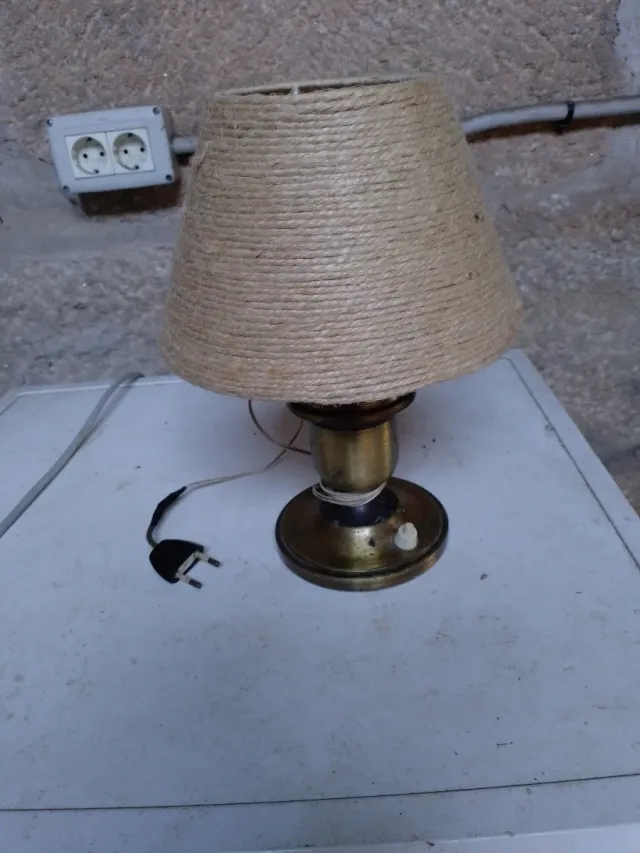 Lámpara antigua de mesa yute y metal