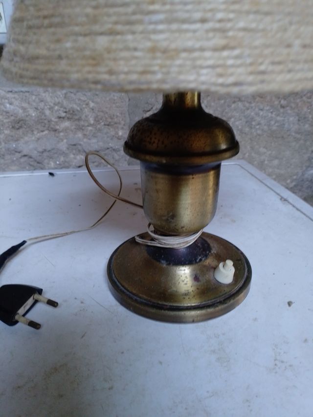 Lámpara antigua de mesa yute y metal