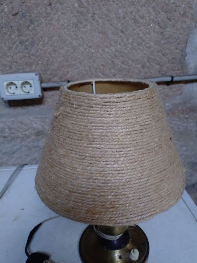 Lámpara antigua de mesa yute y metal