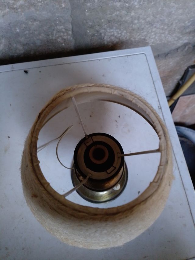 Lámpara antigua de mesa yute y metal