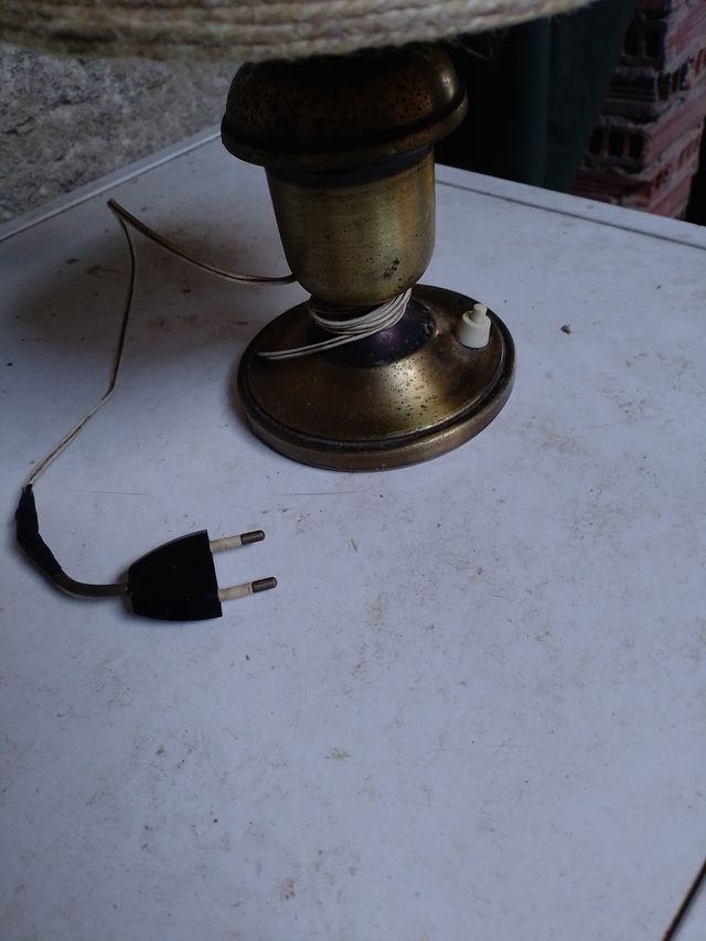 Lámpara antigua de mesa yute y metal