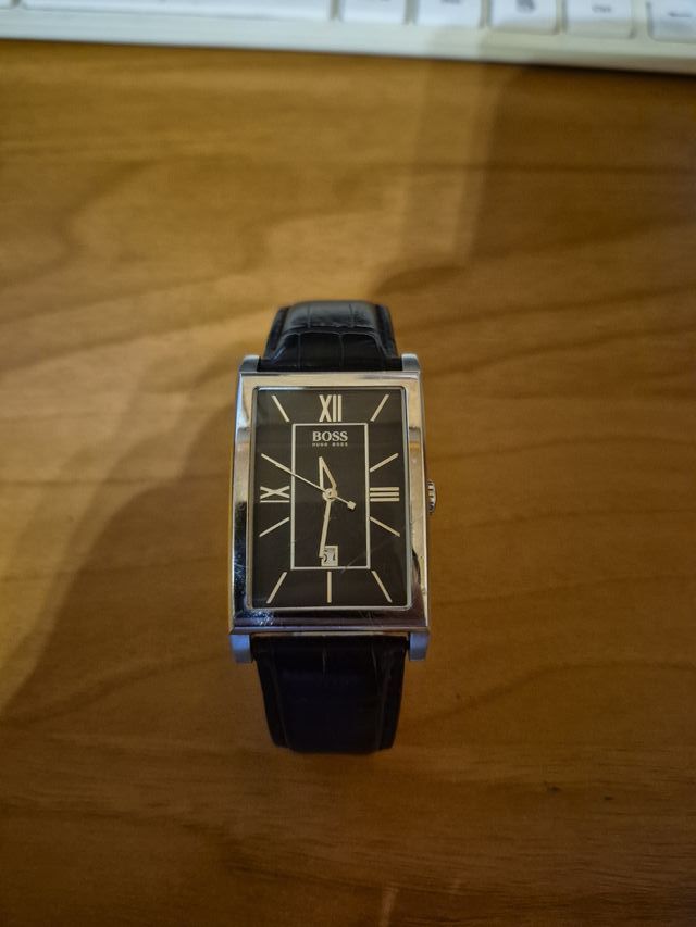 Reloj Hugo Boss Rectangular Negro y Plateado.
