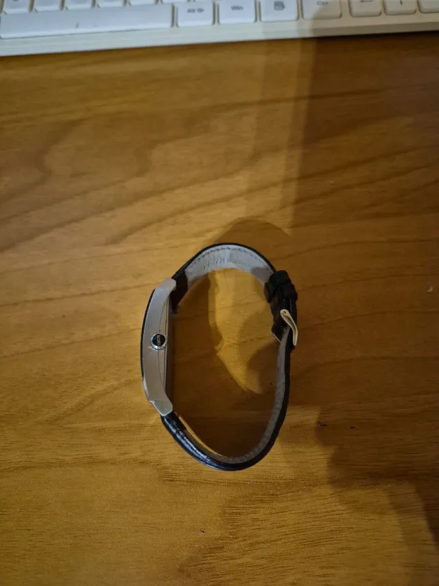 Reloj Hugo Boss Rectangular Negro y Plateado.
