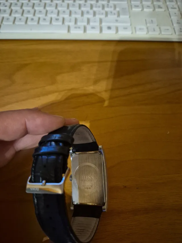 Reloj Hugo Boss Rectangular Negro y Plateado.
