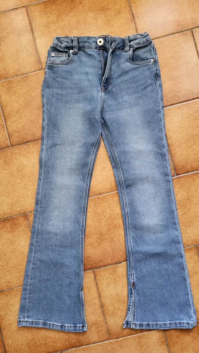 Jeans azzurri a zampa con spacchi