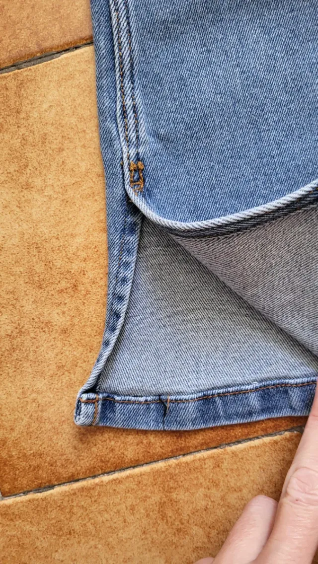 Jeans azzurri a zampa con spacchi