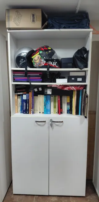 Estantería blanca de madera maciza