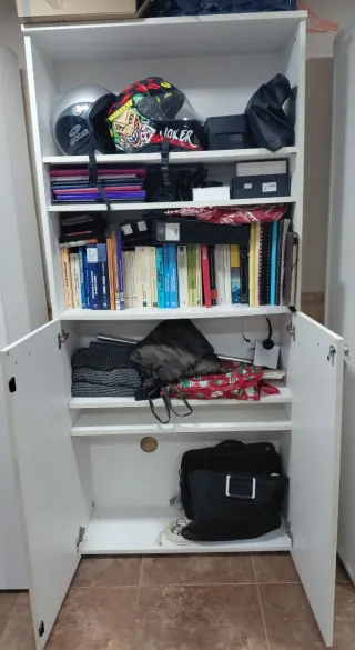 Estantería blanca de madera maciza