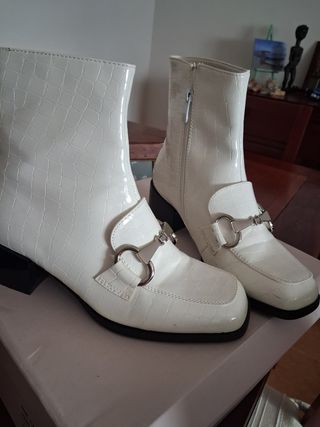 Botines charol blancos con hebilla.