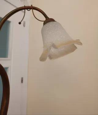 Lámpara de pie de metal y cristal