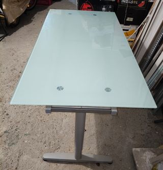 Tavolo con piano in vetro temperato e gambe metalliche