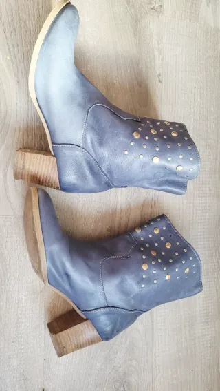 Botines piel azul tachuelas doradas