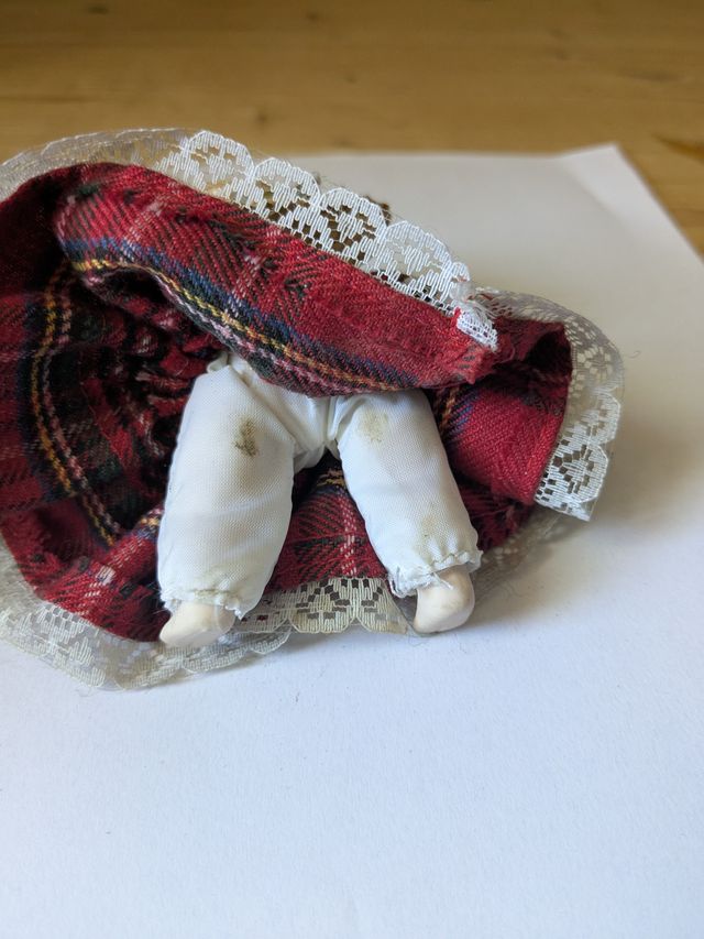 Bambola in porcellana con cappello di paglia