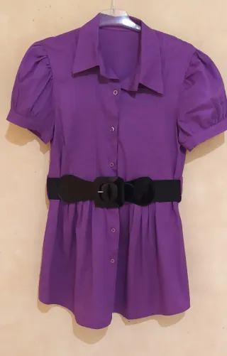 Blusa morada con cinturón negro