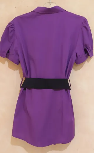 Blusa morada con cinturón negro