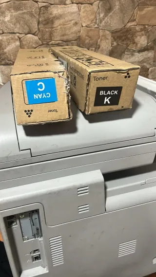 Se vende impresora con dos tonos gratis.