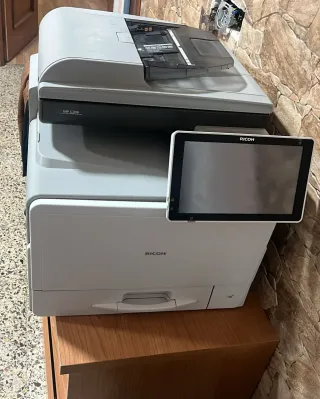 Se vende impresora con dos tonos gratis.