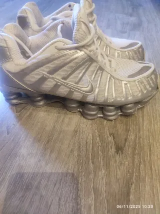 Deportivas Nike Shox Hombre Blancas y Plateadas