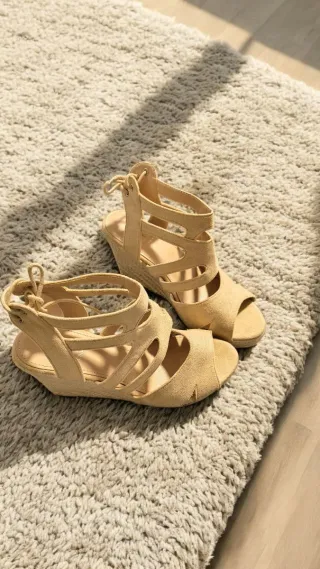 Sandalias Beige Cuña