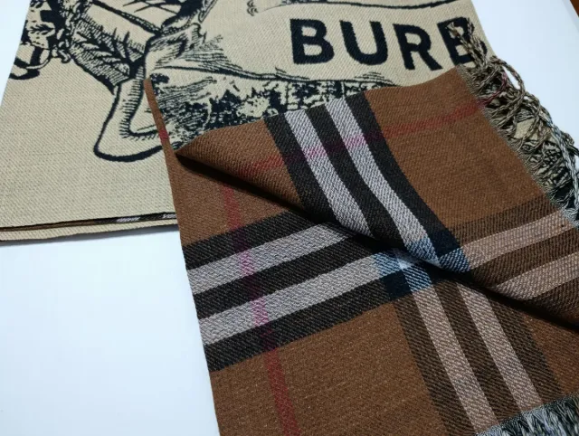 Bufanda Burberry Beige y Negra