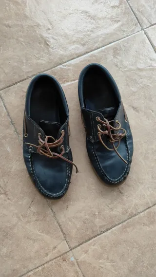 Zapatos de piel negros y marrones