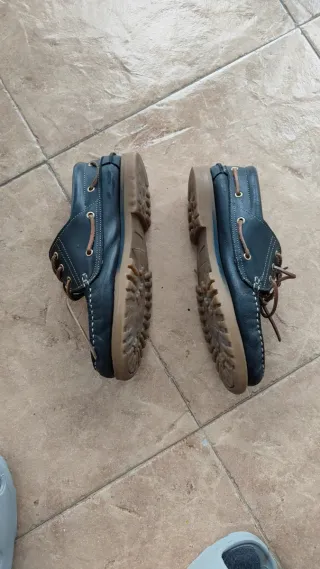 Zapatos de piel negros y marrones