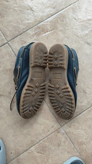 Zapatos de piel negros y marrones