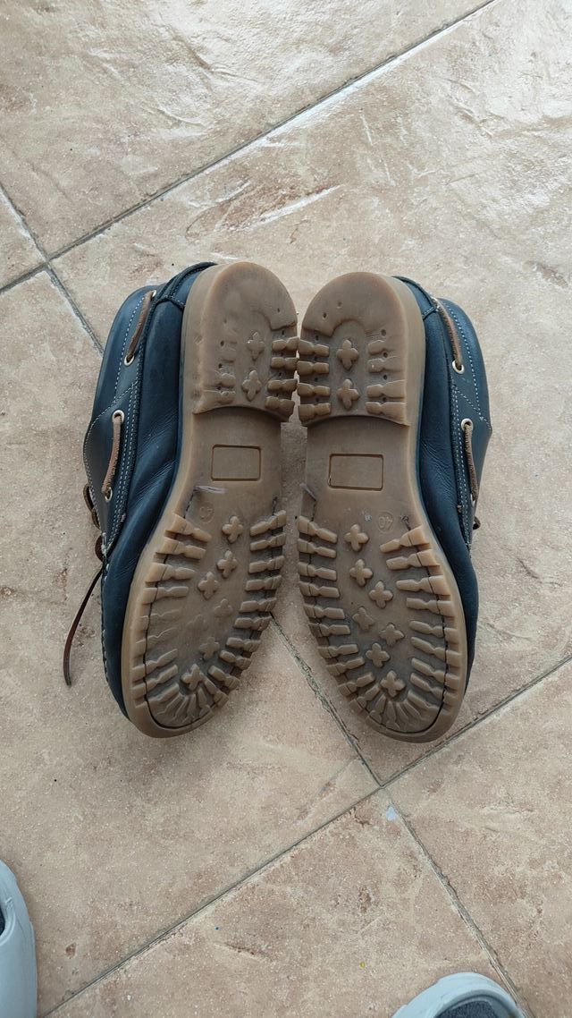 Zapatos de piel negros y marrones