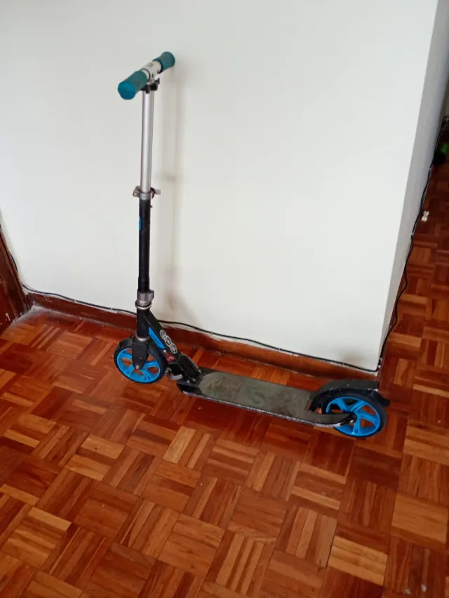 Patinete infantil azul y negro