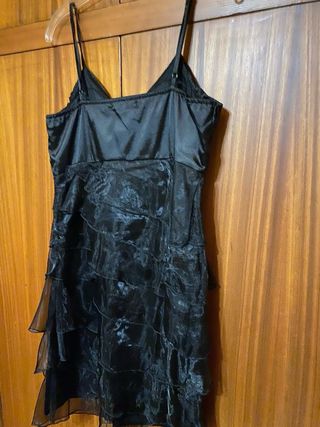 Vestido de fiesta negro con volantes. Nuevo