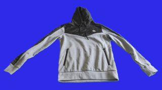 Sudadera con capucha y bolsillos gris y negra