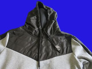 Sudadera con capucha y bolsillos gris y negra