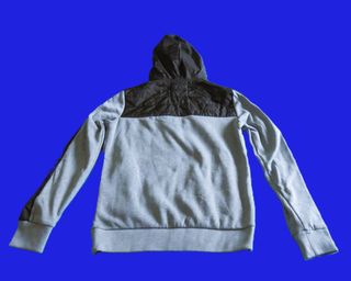 Sudadera con capucha y bolsillos gris y negra