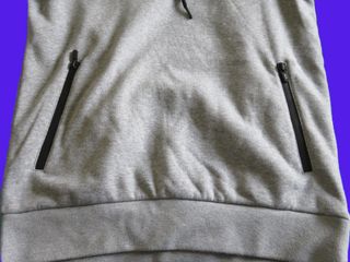 Sudadera con capucha y bolsillos gris y negra