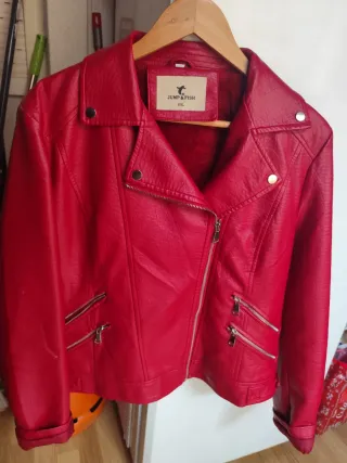 Cazadora imitación piel roja cuello peluche XXL.