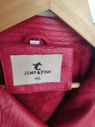 Cazadora imitación piel roja cuello peluche XXL.